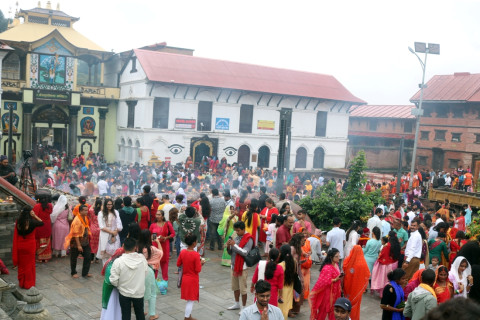 साउनको अन्तिम सोमबार, पशुपतिमा भक्तजनको भीड